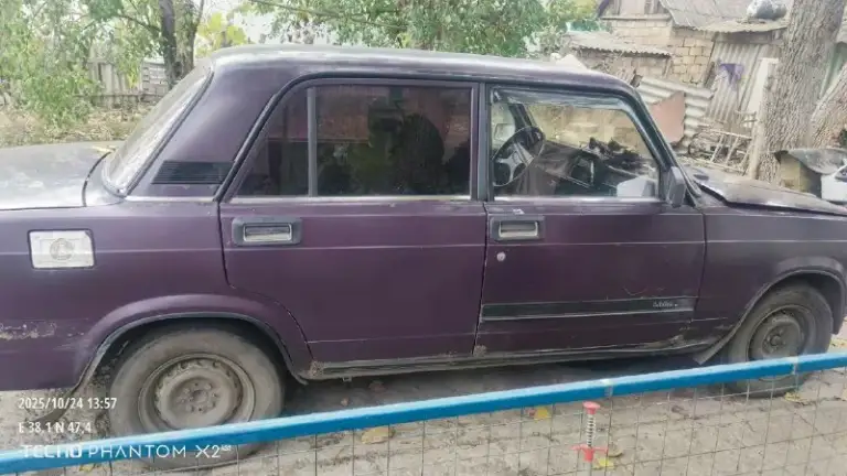 Продам 2107 1997г. В. Цена-100т. Машиной владею больше 4х лет. По технике всё отлично. Двигатель с инжекторной 07 с пробегом 80т, (вписан в техпаспорт), но установлен карбюратор солекс, кому нужно есть инжектор со всем необходимым для установки +15т. Масло от замены до замены. Коробка перебрана, всё чётко. По электрике всё работает, ручник держит, есть фаркоп, за машиной следил. Передние электро стеклоподъёмники, приятный салон, передние ступицы с 08, новые тормозные диски и барабаны, радиатор печки. Хороший мощный магнитофон с процессором (брал за 13т). Есть моменты по кузову, дно подуставшее, на езду не влияет, ноги не выпадают, все несущие части кузова целые. Машина местная в дтп не участвовала, кузов ровный. Продажа только с переоформлением. Находится в тельмановском районе. Все вопросы по номеру +79490591596 торг у капота.
📞 Звоните: +7(949)0591596 - фотография - 3