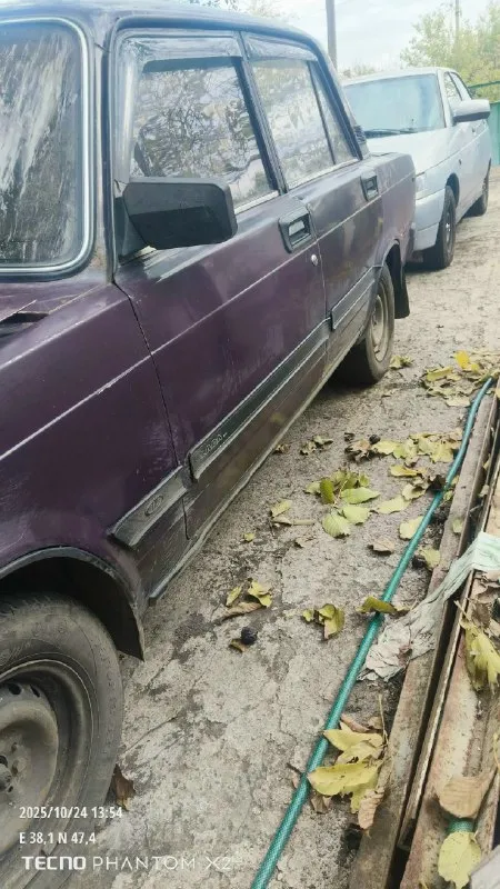 Продам 2107 1997г. В. Цена-100т. Машиной владею больше 4х лет. По технике всё отлично. Двигатель с инжекторной 07 с пробегом 80т, (вписан в техпаспорт), но установлен карбюратор солекс, кому нужно есть инжектор со всем необходимым для установки +15т. Масло от замены до замены. Коробка перебрана, всё чётко. По электрике всё работает, ручник держит, есть фаркоп, за машиной следил. Передние электро стеклоподъёмники, приятный салон, передние ступицы с 08, новые тормозные диски и барабаны, радиатор печки. Хороший мощный магнитофон с процессором (брал за 13т). Есть моменты по кузову, дно подуставшее, на езду не влияет, ноги не выпадают, все несущие части кузова целые. Машина местная в дтп не участвовала, кузов ровный. Продажа только с переоформлением. Находится в тельмановском районе. Все вопросы по номеру +79490591596 торг у капота.
📞 Звоните: +7(949)0591596 - фотография - 7
