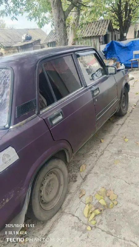 Продам 2107 1997г. В. Цена-100т. Машиной владею больше 4х лет. По технике всё отлично. Двигатель с инжекторной 07 с пробегом 80т, (вписан в техпаспорт), но установлен карбюратор солекс, кому нужно есть инжектор со всем необходимым для установки +15т. Масло от замены до замены. Коробка перебрана, всё чётко. По электрике всё работает, ручник держит, есть фаркоп, за машиной следил. Передние электро стеклоподъёмники, приятный салон, передние ступицы с 08, новые тормозные диски и барабаны, радиатор печки. Хороший мощный магнитофон с процессором (брал за 13т). Есть моменты по кузову, дно подуставшее, на езду не влияет, ноги не выпадают, все несущие части кузова целые. Машина местная в дтп не участвовала, кузов ровный. Продажа только с переоформлением. Находится в тельмановском районе. Все вопросы по номеру +79490591596 торг у капота.
📞 Звоните: +7(949)0591596 - фотография - 8
