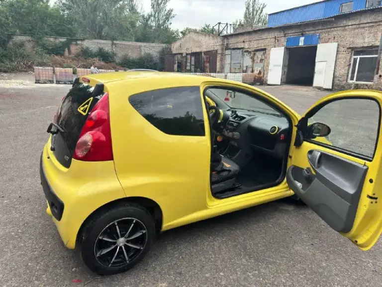 Продам peugeot 107 2008 год акпп пробег 107.000 по технике вопросов нет, авто обслужено. Кондиционер заправлен. Печка жарит. Авто без дтп! Расход в городе 5-5.5 трасса 4-4.5 мотор, коробка и тд тойота! Очень надежное авто. В семье почти 4 года идеальный автомобиль для города ! Все парковки ваши, очень удобно парковаться и ездить в плотном потоке ! Масло каждые 5.000км цена :530.000₽ хороший торг при виде денег! Тел: +79494018443 звонить в любое время (телеграмм на этом же номере )
📞 Звоните: +7(949)4018443 - фотография - 5