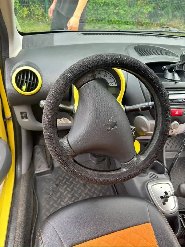 Продам peugeot 107 2008 год акпп пробег 107.000 по технике вопросов нет, авто обслужено. Кондиционер заправлен. Печка жарит. Авто без дтп! Расход в городе 5-5.5 трасса 4-4.5 мотор, коробка и тд тойота! Очень надежное авто. В семье почти 4 года идеальный автомобиль для города ! Все парковки ваши, очень удобно парковаться и ездить в плотном потоке ! Масло каждые 5.000км цена :530.000₽ хороший торг при виде денег! Тел: +79494018443 звонить в любое время (телеграмм на этом же номере )
📞 Звоните: +7(949)4018443 - фотография - 7