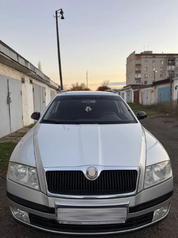 В продаже skoda octavia a5 2008 год.
1.6 (Бензин) мкпп.
241.000 Пробега.
Сборка - чехия.
По факту - 2 владельца.
В последних руках - 7 лет.
Автомобиль в хорошем состоянии для своих лет, мотор работает без замечаний, масло не ест, не дымит, не троит ✅
Коробка работает в штатном режиме. Все скорости переключает мгновенно и мягко ✅
Кондиционер холодит, печка греет, работают идеально.
Есть электростеклоподъёмники, подогрев передних сидений.
Ходовая часть в хорошем состоянии.
По машине, сел - поехал ✅
Очень вместительный багажник.
По кузову, авто для своих лет в хорошем состоянии.
Готов к любым вашим проверкам.
Любое переоформление.
Цена : 675.000 рублей.
Звонить по номеру +79496072294 - фотография - 1