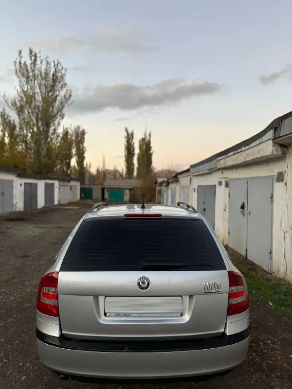 В продаже skoda octavia a5 2008 год.
1.6 (Бензин) мкпп.
241.000 Пробега.
Сборка - чехия.
По факту - 2 владельца.
В последних руках - 7 лет.
Автомобиль в хорошем состоянии для своих лет, мотор работает без замечаний, масло не ест, не дымит, не троит ✅
Коробка работает в штатном режиме. Все скорости переключает мгновенно и мягко ✅
Кондиционер холодит, печка греет, работают идеально.
Есть электростеклоподъёмники, подогрев передних сидений.
Ходовая часть в хорошем состоянии.
По машине, сел - поехал ✅
Очень вместительный багажник.
По кузову, авто для своих лет в хорошем состоянии.
Готов к любым вашим проверкам.
Любое переоформление.
Цена : 675.000 рублей.
Звонить по номеру +79496072294 - фотография - 2