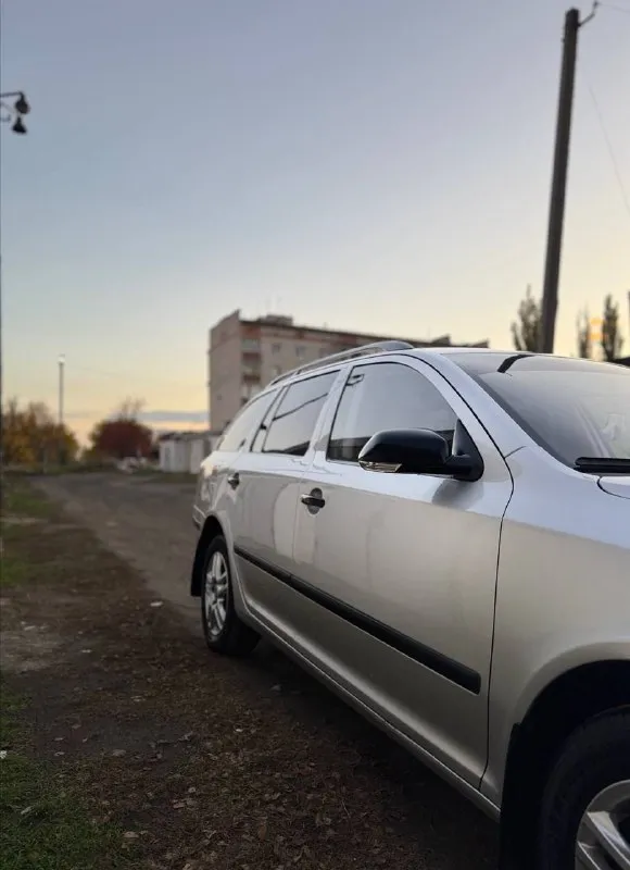В продаже skoda octavia a5 2008 год.
1.6 (Бензин) мкпп.
241.000 Пробега.
Сборка - чехия.
По факту - 2 владельца.
В последних руках - 7 лет.
Автомобиль в хорошем состоянии для своих лет, мотор работает без замечаний, масло не ест, не дымит, не троит ✅
Коробка работает в штатном режиме. Все скорости переключает мгновенно и мягко ✅
Кондиционер холодит, печка греет, работают идеально.
Есть электростеклоподъёмники, подогрев передних сидений.
Ходовая часть в хорошем состоянии.
По машине, сел - поехал ✅
Очень вместительный багажник.
По кузову, авто для своих лет в хорошем состоянии.
Готов к любым вашим проверкам.
Любое переоформление.
Цена : 675.000 рублей.
Звонить по номеру +79496072294 - фотография - 3