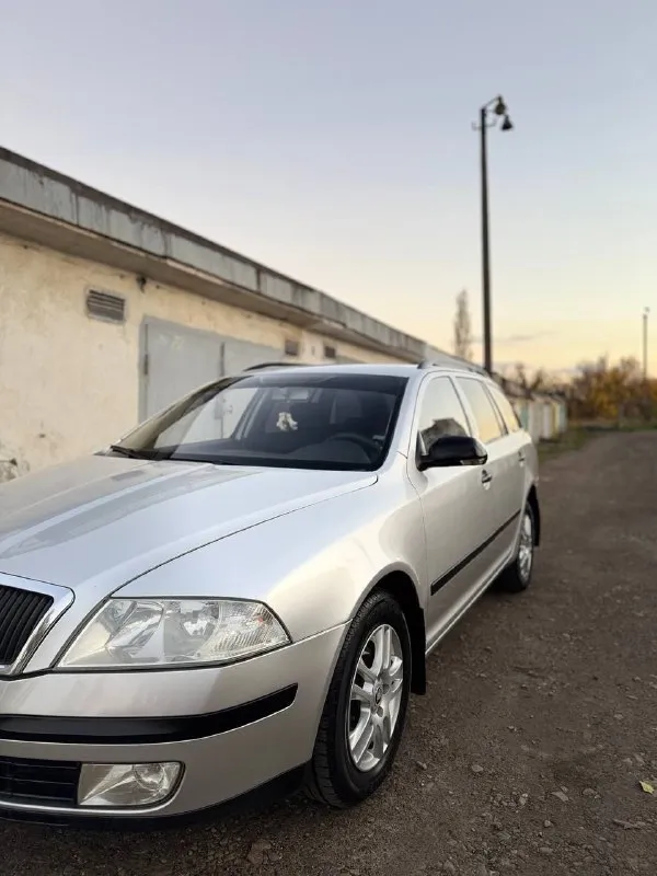 В продаже skoda octavia a5 2008 год.
1.6 (Бензин) мкпп.
241.000 Пробега.
Сборка - чехия.
По факту - 2 владельца.
В последних руках - 7 лет.
Автомобиль в хорошем состоянии для своих лет, мотор работает без замечаний, масло не ест, не дымит, не троит ✅
Коробка работает в штатном режиме. Все скорости переключает мгновенно и мягко ✅
Кондиционер холодит, печка греет, работают идеально.
Есть электростеклоподъёмники, подогрев передних сидений.
Ходовая часть в хорошем состоянии.
По машине, сел - поехал ✅
Очень вместительный багажник.
По кузову, авто для своих лет в хорошем состоянии.
Готов к любым вашим проверкам.
Любое переоформление.
Цена : 675.000 рублей.
Звонить по номеру +79496072294 - фотография - 4