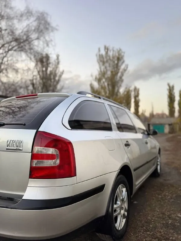 В продаже skoda octavia a5 2008 год.
1.6 (Бензин) мкпп.
241.000 Пробега.
Сборка - чехия.
По факту - 2 владельца.
В последних руках - 7 лет.
Автомобиль в хорошем состоянии для своих лет, мотор работает без замечаний, масло не ест, не дымит, не троит ✅
Коробка работает в штатном режиме. Все скорости переключает мгновенно и мягко ✅
Кондиционер холодит, печка греет, работают идеально.
Есть электростеклоподъёмники, подогрев передних сидений.
Ходовая часть в хорошем состоянии.
По машине, сел - поехал ✅
Очень вместительный багажник.
По кузову, авто для своих лет в хорошем состоянии.
Готов к любым вашим проверкам.
Любое переоформление.
Цена : 675.000 рублей.
Звонить по номеру +79496072294 - фотография - 6