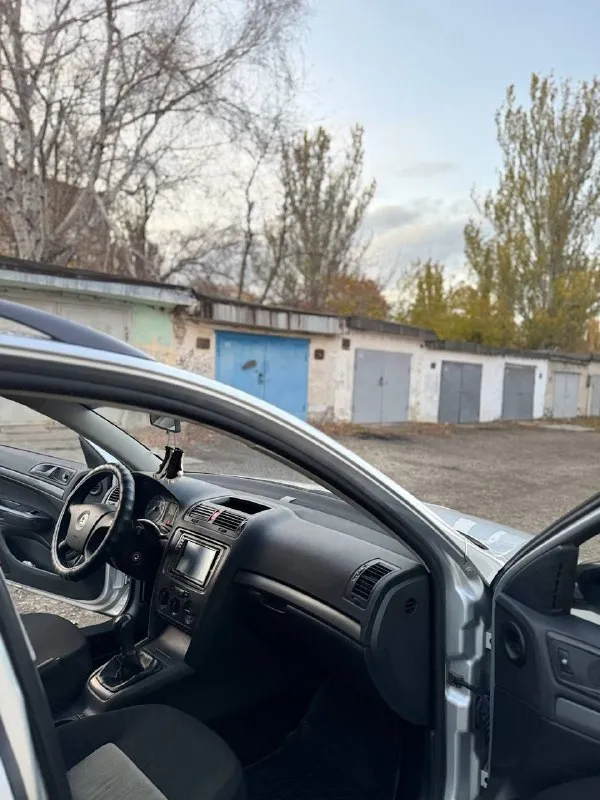В продаже skoda octavia a5 2008 год.
1.6 (Бензин) мкпп.
241.000 Пробега.
Сборка - чехия.
По факту - 2 владельца.
В последних руках - 7 лет.
Автомобиль в хорошем состоянии для своих лет, мотор работает без замечаний, масло не ест, не дымит, не троит ✅
Коробка работает в штатном режиме. Все скорости переключает мгновенно и мягко ✅
Кондиционер холодит, печка греет, работают идеально.
Есть электростеклоподъёмники, подогрев передних сидений.
Ходовая часть в хорошем состоянии.
По машине, сел - поехал ✅
Очень вместительный багажник.
По кузову, авто для своих лет в хорошем состоянии.
Готов к любым вашим проверкам.
Любое переоформление.
Цена : 675.000 рублей.
Звонить по номеру +79496072294 - фотография - 8