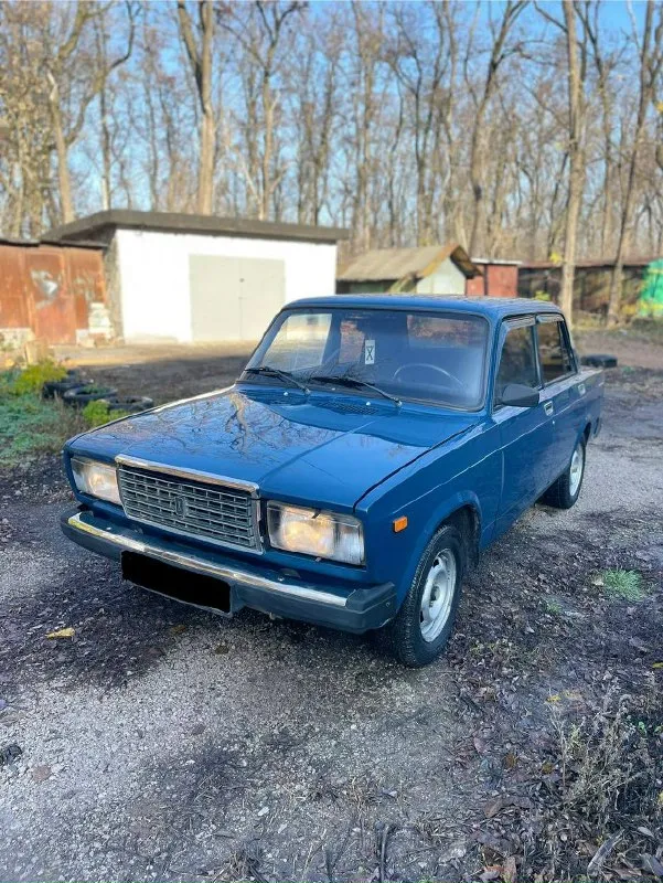 Продам ваз 2107 2005г. В автомобиль в одних руках, с 2013г. 1 хозяин ! До этого только авто салон. В хорошем состоянии, обслуживалась всегда вовремя и достойно, делалось все для себя. Мотор масло не кушает, работаем тихо, ровно. Стоит новый бензонасос, новые свечи и масло поменял 1000км назад. Техническая часть в идеале, коробка 5-ти ступка не хрустит не выбивает. Кузов практически весь заводском окрасе, небыло ни одного дтп, ничего не варилось не снималось полностью обработаны изнутри, пороги/крылья/низа дверей багажник, гнили и ржавчины нет нигде. Дно полностью обработано. Очень красивый цвет. Стекла все заводские включая лобовое. Салон чистый опрятный, сиденье не продавлены, работает каждая кнопка и лампочка. По ходовой все супер ни каких скрипов, стуков, состоянии просто огонь. Дно в заводском состоянии!!! Печка дует. Стоит новый аккумулятор на гарантии. В комплекте с машиной отдаю 2-й комплект новой зимней резины на штапах, и небольшую кучку запчастей. С документами
📞 Звоните: +7(949)3834131 - фотография - 2