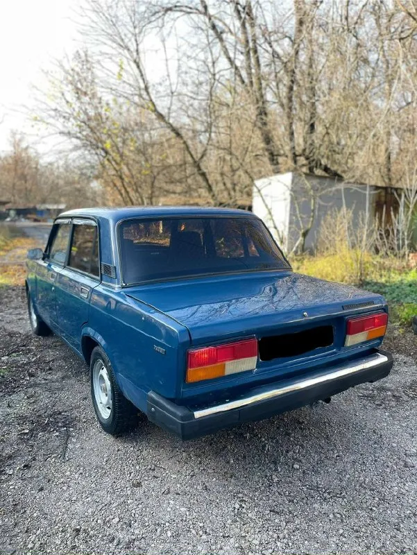 Продам ваз 2107 2005г. В автомобиль в одних руках, с 2013г. 1 хозяин ! До этого только авто салон. В хорошем состоянии, обслуживалась всегда вовремя и достойно, делалось все для себя. Мотор масло не кушает, работаем тихо, ровно. Стоит новый бензонасос, новые свечи и масло поменял 1000км назад. Техническая часть в идеале, коробка 5-ти ступка не хрустит не выбивает. Кузов практически весь заводском окрасе, небыло ни одного дтп, ничего не варилось не снималось полностью обработаны изнутри, пороги/крылья/низа дверей багажник, гнили и ржавчины нет нигде. Дно полностью обработано. Очень красивый цвет. Стекла все заводские включая лобовое. Салон чистый опрятный, сиденье не продавлены, работает каждая кнопка и лампочка. По ходовой все супер ни каких скрипов, стуков, состоянии просто огонь. Дно в заводском состоянии!!! Печка дует. Стоит новый аккумулятор на гарантии. В комплекте с машиной отдаю 2-й комплект новой зимней резины на штапах, и небольшую кучку запчастей. С документами
📞 Звоните: +7(949)3834131 - фотография - 4