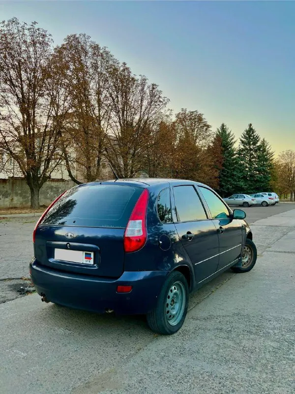 Продаю ваз калину
Авто 2007 года выпуска. Я второй владелец с 2014 года.
В машине установлен газ пропан, под запаску(вписан)/бензин, усилитель руля и стекло подъёмники. Есть сервисная книга.
Пробег после капиталки двигателя 150к, столько же новые поршня и кольца.
Коробка переключает мягко, передачи не вылетают. Двигатель шепчет, 1.6л, 8 клапаный. Масло не расходует! 87 лс благодаря расточенным цилиндрам на очень бодром и надёжном ходу. Отрегулированы клапана. Свеже поменяно масло двс, фильтр и антифриз.
По ходовой без критичных моментов. Электрика вся рабочая, печка жарит.
В дверях установлены динамики skylor 40w. Овалы kenwood 170w. Шумка в дверных картах.
В подарок отдам почти новую зимнюю резину на дисках.
Донецк, пролетаркий район.
Переоформление в мрэо без проблем.
Цена 339к торг
Вопросы по тел. +7 (949) 551-75-22
📲 Tg: @bybonchek77
📞 Звоните: +7(949)5517522 - фотография - 4