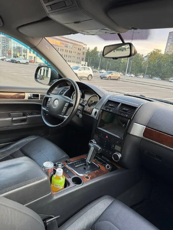 # Volkswagen touareg 2008г. В. , рестайлинг, мотор casa 3.0 дизель
Представляем вашему вниманию отличный вариант внедорожника volkswagen touareg 2008 года выпуска. Этот автомобиль прошел тщательную проверку и обладает рядом преимуществ, которые делают его идеальным выбором для тех, кто ценит комфорт, надежность и безопасность.
## Основные характеристики:
- Модель: volkswagen touareg
- Год выпуска: 2008
- Тип кузова: рестайлинг
- Двигатель: 3.0 дизель, casa (самый надежный двигатель в своей линейке)
- Коробка передач: автомат
- Пробег: 238 тыс. Км пробег)
- Комплектация: максимальная (кроме люка, есть всё необходимое оборудование) в подполковниках мониторы
## Технические особенности:
- Автомобиль находится в отличном техническом состоянии, все системы работают исправно.
- Пробег подтвержден официальным сервисом автотека, машина зеленого цвета без аварий и повреждений.
- Кузов в идеальном состоянии, не имеет следов серьезных ударов или перекраски.
- Документы находятся в полном порядке, готовы к оформлению любым удобным способом.
## Дополнительные преимущества:
- Отличное состояние салона и экстерьера.
- Полностью укомплектован всеми необходимыми аксессуарами и оборудованием.
- Идеальное техническое состояние, не требует вложений.
- Цена 1.265₽ тысяч рублей
Соответствует качеству и состоянию автомобиля.
## Контакты:
- Телефон: +7(949)910-02-20
- Телефон: 8(909)408-88-98
- Связь через мессенджеры: telegram, whatsapp
Этот volkswagen touareg станет отличным выбором для тех, кто ищет надежную машину с хорошей комплектацией и безупречным состоянием. Не упустите шанс приобрести качественный автомобиль по привлекательной цене! - фотография - 5