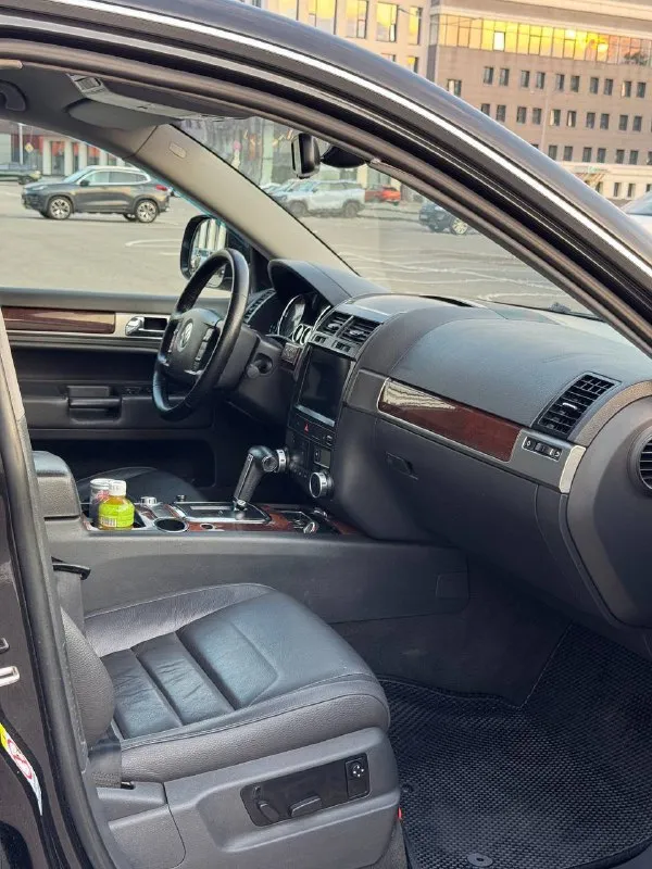 # Volkswagen touareg 2008г. В. , рестайлинг, мотор casa 3.0 дизель
Представляем вашему вниманию отличный вариант внедорожника volkswagen touareg 2008 года выпуска. Этот автомобиль прошел тщательную проверку и обладает рядом преимуществ, которые делают его идеальным выбором для тех, кто ценит комфорт, надежность и безопасность.
## Основные характеристики:
- Модель: volkswagen touareg
- Год выпуска: 2008
- Тип кузова: рестайлинг
- Двигатель: 3.0 дизель, casa (самый надежный двигатель в своей линейке)
- Коробка передач: автомат
- Пробег: 238 тыс. Км пробег)
- Комплектация: максимальная (кроме люка, есть всё необходимое оборудование) в подполковниках мониторы
## Технические особенности:
- Автомобиль находится в отличном техническом состоянии, все системы работают исправно.
- Пробег подтвержден официальным сервисом автотека, машина зеленого цвета без аварий и повреждений.
- Кузов в идеальном состоянии, не имеет следов серьезных ударов или перекраски.
- Документы находятся в полном порядке, готовы к оформлению любым удобным способом.
## Дополнительные преимущества:
- Отличное состояние салона и экстерьера.
- Полностью укомплектован всеми необходимыми аксессуарами и оборудованием.
- Идеальное техническое состояние, не требует вложений.
- Цена 1.265₽ тысяч рублей
Соответствует качеству и состоянию автомобиля.
## Контакты:
- Телефон: +7(949)910-02-20
- Телефон: 8(909)408-88-98
- Связь через мессенджеры: telegram, whatsapp
Этот volkswagen touareg станет отличным выбором для тех, кто ищет надежную машину с хорошей комплектацией и безупречным состоянием. Не упустите шанс приобрести качественный автомобиль по привлекательной цене! - фотография - 6