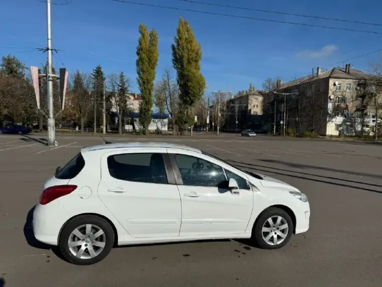 Продам peugeot 308, год выпуска 2010, двигатель 1.6 л. , коробка - автомат. Пробег оригинальный — 135 тыс. Км.
Автомобиль в хорошем техническом состоянии, полностью обслужен и готов к эксплуатации. За машиной ухаживал, своевременно проводилось то.
Коробка работает без рывков, двигатель тянет уверенно. Ходовая часть без нареканий — ничего не гремит и не стучит.
Салон чистый, ухоженный.
Кондиционер, электростеклоподъёмники, подушки безопасности, парктроник — всё работает.
Документы в порядке, я собственник.
Цена — 830 000 руб. , возможен торг.
Звонить по телефону: +79493266145 - фотография - 2