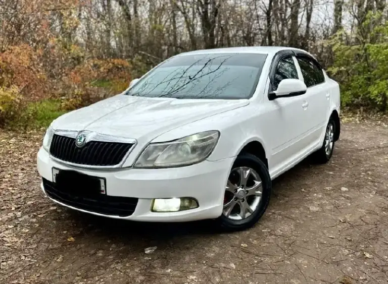 Цена 699.тыс. Руб. ❗️❗️❗️
Срочная продажа. Торг у капота.
Skoda octavia a5 рейсталинг 2012г.
1.6 Mpi механика.
Родной пробег 250тыс. Км.
2Хозяина.
Авто в очень хорошем состоянии вложений не требует не каких. Кузов без гнили и ржавчины выглядит красиво как на фото так и в живую.
Мотор работают отлично не дымит не троит тянет хорошо. Самый лучший и надежный мотор в линейке. Ходовая без посторонних звуков все в полном порядке. Коробка отлично работает. Масла фильтра только поменял ещо даже 100км не проехали. Салон чистый. Богатая комплектация.
Кондиционер, гур, датчики света и дождя, подогрев сидений и зеркал,4эл. Стеклоподьмника, эл. Зеркала, подушки безопасности, парк-троик. Установлена магнитола на android системе. Литые диски. Лед фары в ближнем и туманках, тонеровка. В серьезных дтп не была.
Документы в полном порядке.2собственика, птс оригинал, любое переоформление хоть по дкп хоть через мрео. Осмотр донецк
+79498582203 - фотография - 3