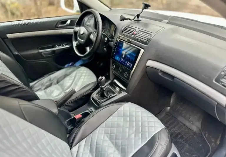 Цена 699.тыс. Руб. ❗️❗️❗️
Срочная продажа. Торг у капота.
Skoda octavia a5 рейсталинг 2012г.
1.6 Mpi механика.
Родной пробег 250тыс. Км.
2Хозяина.
Авто в очень хорошем состоянии вложений не требует не каких. Кузов без гнили и ржавчины выглядит красиво как на фото так и в живую.
Мотор работают отлично не дымит не троит тянет хорошо. Самый лучший и надежный мотор в линейке. Ходовая без посторонних звуков все в полном порядке. Коробка отлично работает. Масла фильтра только поменял ещо даже 100км не проехали. Салон чистый. Богатая комплектация.
Кондиционер, гур, датчики света и дождя, подогрев сидений и зеркал,4эл. Стеклоподьмника, эл. Зеркала, подушки безопасности, парк-троик. Установлена магнитола на android системе. Литые диски. Лед фары в ближнем и туманках, тонеровка. В серьезных дтп не была.
Документы в полном порядке.2собственика, птс оригинал, любое переоформление хоть по дкп хоть через мрео. Осмотр донецк
+79498582203 - фотография - 7