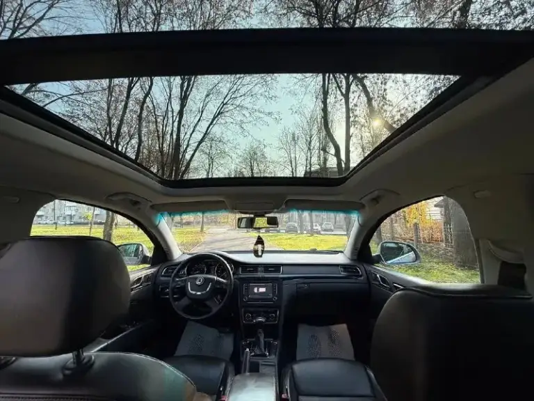 🚘 Марка / модель: skoda superb lаurin&klement 📮 город:донецк 📅 год выпуска:2012 💶 цена:1.150.000р 📊 пробег:200.000км ⛽ двигатель (тип, объем, ):бензин,2.0 🔧 тип кпп:автомат 📝 описание: в продаже очень редкий и отличный автомобиль, акпп мокрая dq250 и мотор ccza 2.0. Максимальная комплектация lаurin&klement в ней есть все даже зонтик) вентиляция и обогрев всех сидений, музыка sound system, навигация, климат многозонный, шторки, электро багажник, адаптивная оптика, панорамная крыша, память сидений, камера заднего вида, бесключевой доступ, кнопка старт стоп и т. Д. Технически на отлично, кузов чувствует себя прекрасно, готов к любым проверкам на вашем сто. Машина дарит много положительных эмоций, двигатель, коробка обслужены салон в отличном состоянии комплектация laurin&klement эксплуатация автомобиля с 2013г, только лишь в одной семье, птс оригинал, два ключа. Отличный автомобиль за свои деньги ☎ контактный телефон:+79495505985телеграм)
📞 Звоните: +7(949)5505985 - фотография - 9