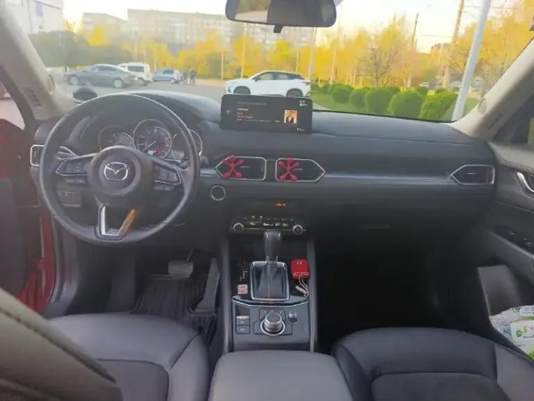 Продам свою любимую машинку mazda cx5 2021 года, двс 2.5 skyactive (194л. С), 6стп акпп, покупали на пробеге 6000км, сейчас пробег составляет 43000км. Состояние отличное, новая машина. Все функции перечислять думаю нет смысла, их очень много, из основного: удержание в полосе сама останавливается в случае препятствия бесключевой доступ кнопка start/stop 2х зонный климат контроль салон кожа с алькантарой адаптивный круиз контроль два комплекта шин, ( лето pirelli, зима bridgestone) состояние новых. На любые ваши вопросы отвечу с удовольствием. Цена 3 🍋торг донецк +79493005581
📞 Звоните: +7(949)3005581 - фотография - 7