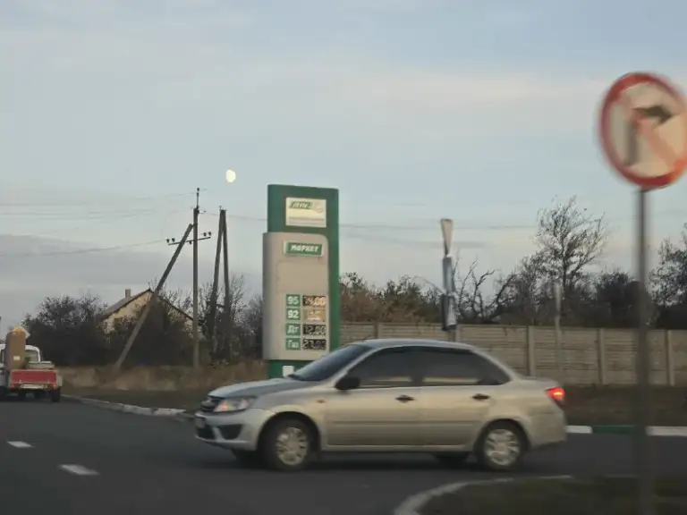 ️⚡️Срочно продам ⚡️ 🚀 ваз гранта 2016 год 🔥цена 510 000 рублей 💴 ✅пробег 150 тыс. Км двигатель 1.6 в идеальном состоянии, не дымит, не троит. Кпп на отлично, все передачи включаются мягко и без хрустов. Днище завод, без гнили. Ходовая мягкая, ничего не стучит. Кондиционер заправлен и отлично холодит, электроуселитель руля передние стеклоподъёмники, подогрев сидений. Все стёкла целые, тонировка (при необходимостимогу снять). В фарах led лампочки h4. Салон в отличном состоянии. Заменён ремень и ролик грм, ремень генератора, помпа, катушка зажигания, бензонасос, масло и все фильтра. Авто в отличном состоянии, каждый день на ходу. Осмотр в торезе. +79495798259 🔥продажа срочная, пока продаётся интересующая меня машина🔥
📞 Звоните: +7(949)5798259 - фотография - 5