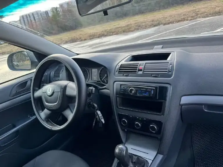 Skoda octavia 2011г
1-Хозяин ✅
Птс оригинал 🍀
1.6 102Л. С механика👍
Пробег родной 185000 ✅

Двигатель масло не ест, не дымит👍
Коробка не хрустит ⚙
Ходовая не гремит✅
Кузов ровный, без рыжиков👍
Сигнализация с автозапуском 🚨
Кондиционер 🥶
Магнитола pioneer mp3, usb, aux🔈

Цена 900 тыс с торгам‼️
Подарок 🎁
+79494417698 - фотография - 10