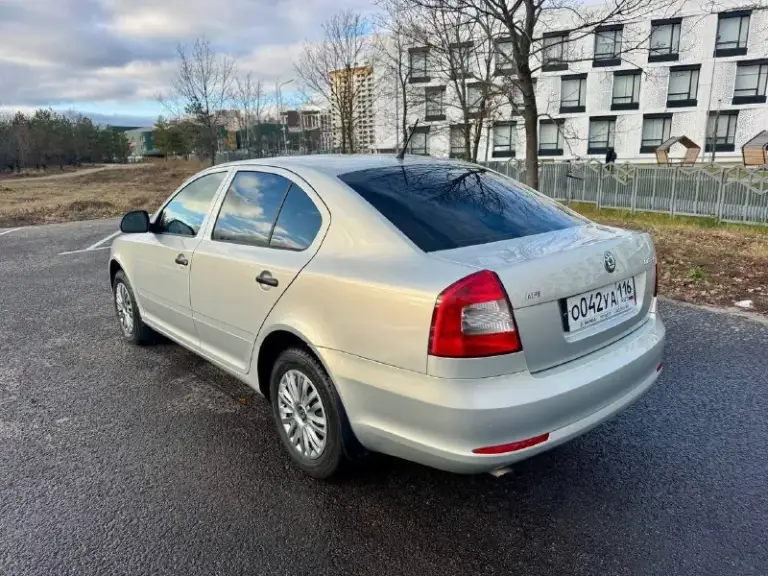 Skoda octavia 2011г
1-Хозяин ✅
Птс оригинал 🍀
1.6 102Л. С механика👍
Пробег родной 185000 ✅

Двигатель масло не ест, не дымит👍
Коробка не хрустит ⚙
Ходовая не гремит✅
Кузов ровный, без рыжиков👍
Сигнализация с автозапуском 🚨
Кондиционер 🥶
Магнитола pioneer mp3, usb, aux🔈

Цена 900 тыс с торгам‼️
Подарок 🎁
+79494417698 - фотография - 3
