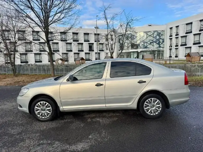 Skoda octavia 2011г
1-Хозяин ✅
Птс оригинал 🍀
1.6 102Л. С механика👍
Пробег родной 185000 ✅

Двигатель масло не ест, не дымит👍
Коробка не хрустит ⚙
Ходовая не гремит✅
Кузов ровный, без рыжиков👍
Сигнализация с автозапуском 🚨
Кондиционер 🥶
Магнитола pioneer mp3, usb, aux🔈

Цена 900 тыс с торгам‼️
Подарок 🎁
+79494417698 - фотография - 5