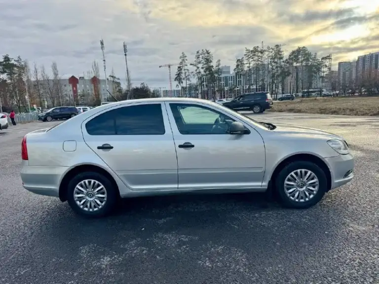 Skoda octavia 2011г
1-Хозяин ✅
Птс оригинал 🍀
1.6 102Л. С механика👍
Пробег родной 185000 ✅

Двигатель масло не ест, не дымит👍
Коробка не хрустит ⚙
Ходовая не гремит✅
Кузов ровный, без рыжиков👍
Сигнализация с автозапуском 🚨
Кондиционер 🥶
Магнитола pioneer mp3, usb, aux🔈

Цена 900 тыс с торгам‼️
Подарок 🎁
+79494417698 - фотография - 7