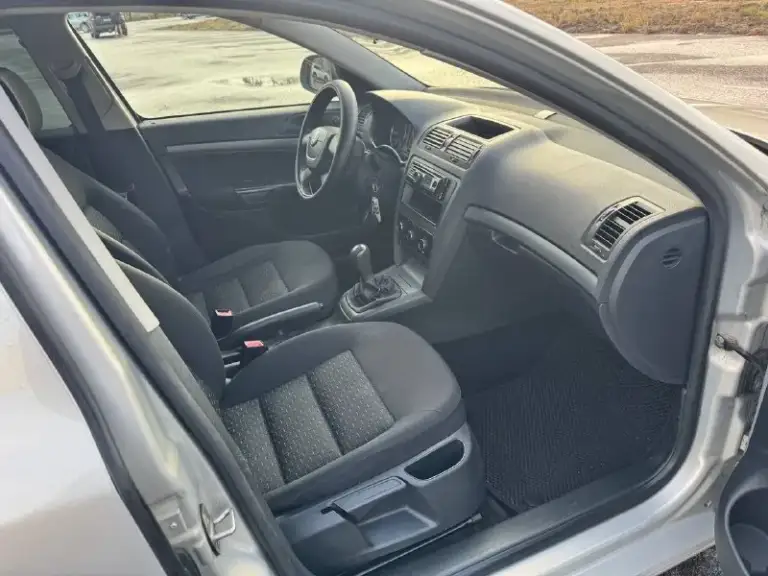 Skoda octavia 2011г
1-Хозяин ✅
Птс оригинал 🍀
1.6 102Л. С механика👍
Пробег родной 185000 ✅

Двигатель масло не ест, не дымит👍
Коробка не хрустит ⚙
Ходовая не гремит✅
Кузов ровный, без рыжиков👍
Сигнализация с автозапуском 🚨
Кондиционер 🥶
Магнитола pioneer mp3, usb, aux🔈

Цена 900 тыс с торгам‼️
Подарок 🎁
+79494417698 - фотография - 9