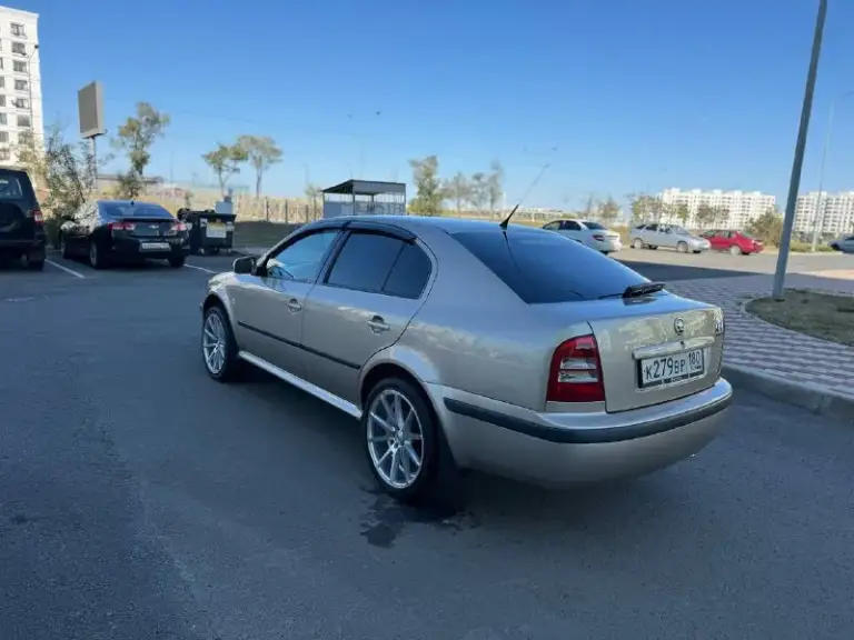Продам skoda octavia tour 2006г 1,9 tdi, пробег 195000 км, 1 хозяин по птс, машина реально в идеальном состоянии, вложено много сил и денег, обслужена до мелочей.
Сделано большое то:
Заменены тормозные диски и колодки, фирмы trw, заменен комплект грм gates, с помпой hepu, заменены свечи накала фирмы beru оригинал и проводка на свечи накала, замена масла aral каждые 7-8 тыс и все фильтра. Экология вся на месте. Установлен дорогой акб agm exide ek 700,
Установлен качественный свет, в птф biled модули optima, в фарах дорогие led лампы stellar.
По салону, перешит потолок, перешиты дверные карты, перешит руль, новые дорогие накидки на сиденья установлена дорогая музыка.
Заменено новое лобовое, так как оригинальное было с трещиной и отпесочено, (смогу показать)
Стоит оригинальный съемный фаркоп.
Производился космический окрас бамперов и порогов
Новая зима hakkapeliitta 9 на дисках seat r16
Новые летние диски r18 на хорошей резине.
В машине всегда всё дела
📲 Tg: @mrpl1991_avto
📞 Звоните: +7(949)7057696 - фотография - 2