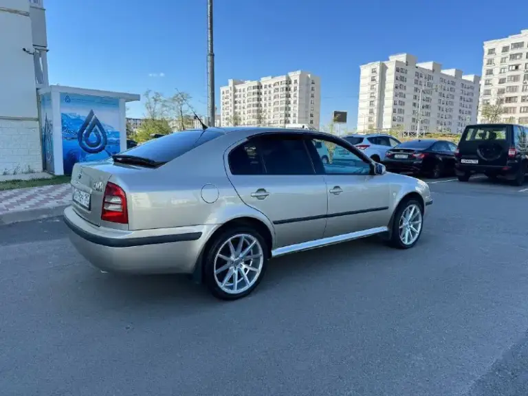 Продам skoda octavia tour 2006г 1,9 tdi, пробег 195000 км, 1 хозяин по птс, машина реально в идеальном состоянии, вложено много сил и денег, обслужена до мелочей.
Сделано большое то:
Заменены тормозные диски и колодки, фирмы trw, заменен комплект грм gates, с помпой hepu, заменены свечи накала фирмы beru оригинал и проводка на свечи накала, замена масла aral каждые 7-8 тыс и все фильтра. Экология вся на месте. Установлен дорогой акб agm exide ek 700,
Установлен качественный свет, в птф biled модули optima, в фарах дорогие led лампы stellar.
По салону, перешит потолок, перешиты дверные карты, перешит руль, новые дорогие накидки на сиденья установлена дорогая музыка.
Заменено новое лобовое, так как оригинальное было с трещиной и отпесочено, (смогу показать)
Стоит оригинальный съемный фаркоп.
Производился космический окрас бамперов и порогов
Новая зима hakkapeliitta 9 на дисках seat r16
Новые летние диски r18 на хорошей резине.
В машине всегда всё дела
📲 Tg: @mrpl1991_avto
📞 Звоните: +7(949)7057696 - фотография - 4