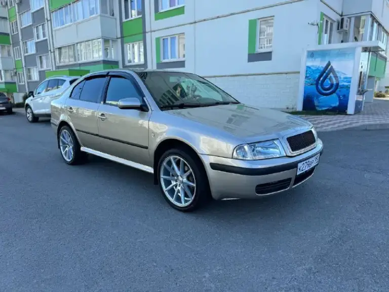 Продам skoda octavia tour 2006г 1,9 tdi, пробег 195000 км, 1 хозяин по птс, машина реально в идеальном состоянии, вложено много сил и денег, обслужена до мелочей.
Сделано большое то:
Заменены тормозные диски и колодки, фирмы trw, заменен комплект грм gates, с помпой hepu, заменены свечи накала фирмы beru оригинал и проводка на свечи накала, замена масла aral каждые 7-8 тыс и все фильтра. Экология вся на месте. Установлен дорогой акб agm exide ek 700,
Установлен качественный свет, в птф biled модули optima, в фарах дорогие led лампы stellar.
По салону, перешит потолок, перешиты дверные карты, перешит руль, новые дорогие накидки на сиденья установлена дорогая музыка.
Заменено новое лобовое, так как оригинальное было с трещиной и отпесочено, (смогу показать)
Стоит оригинальный съемный фаркоп.
Производился космический окрас бамперов и порогов
Новая зима hakkapeliitta 9 на дисках seat r16
Новые летние диски r18 на хорошей резине.
В машине всегда всё дела
📲 Tg: @mrpl1991_avto
📞 Звоните: +7(949)7057696 - фотография - 5