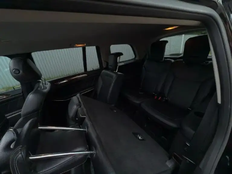 Продаю mercedes gl 2013 года выпуска.
3.150 🍋 (Цена до 10 декабря)
3.0, Проверенный мотор om642, пробег 273 000 км. (в основном трасса ) надежный, крепкий внедорожник, который никогда не подводил. Роскошный, просторный, семиместный.
Машина хозяйская, полностью обслужена, вложений не требует. Всё работает, по комплектации есть всё необходимое.
Едет уверенно, смотрится солидно. Надежный мотор-миллионник, проверенный временем.
Звоните, расскажу подробнее.
+79493528182 Александр
📞 Звоните: +7(949)3528182 - фотография - 9
