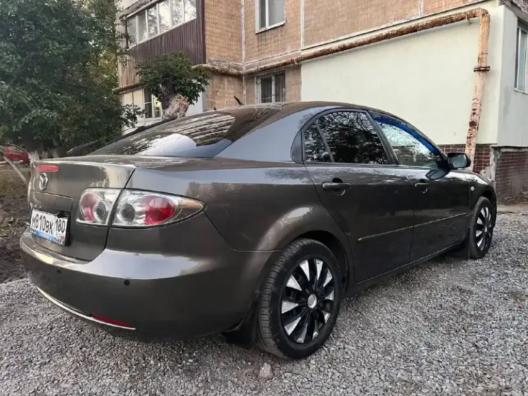 Продаю mazda 6 2006

Пробег 250 000 км (реальный) один владелец по птс машина в одних руках 5 лет. Без дтп с серьёзными повреждениями (есть лёгкие косметические дефекты в виде царапин).
Техническое состояние

- Двигатель 1.8 бензин, в хорошем рабочем состоянии, без посторонних стуков. Масло менялось каждые 7–10 тыс. Км.
- Коробка передач: механическая переключается плавно, без рывков.
- Подвеска обслужена: рычаги и стойки заменялись ~500 км назад.
Комплектация и оборудование

- Кондиционер/климат-контроль
- Электростеклоподъёмники, центральный замок
- Музыкальная система с поддержкой usb/aux/bluetooth
- Подушки безопасности: фронтальные (и боковые, )
- Зимняя резина
- Сигнализация

- Кузов в общем хорошем состоянии, есть мелкие сколы и царапины соответствующие возрасту.
- Лобовое стекло без крупных трещин, возможны небольшие сколы.

- Птс: оригинал, без залогов и ограничений.
-
- Последнее то проведено (10.09.2025).

Донецк
+7949306302
+79493174030
650.000 Торг - фотография - 4