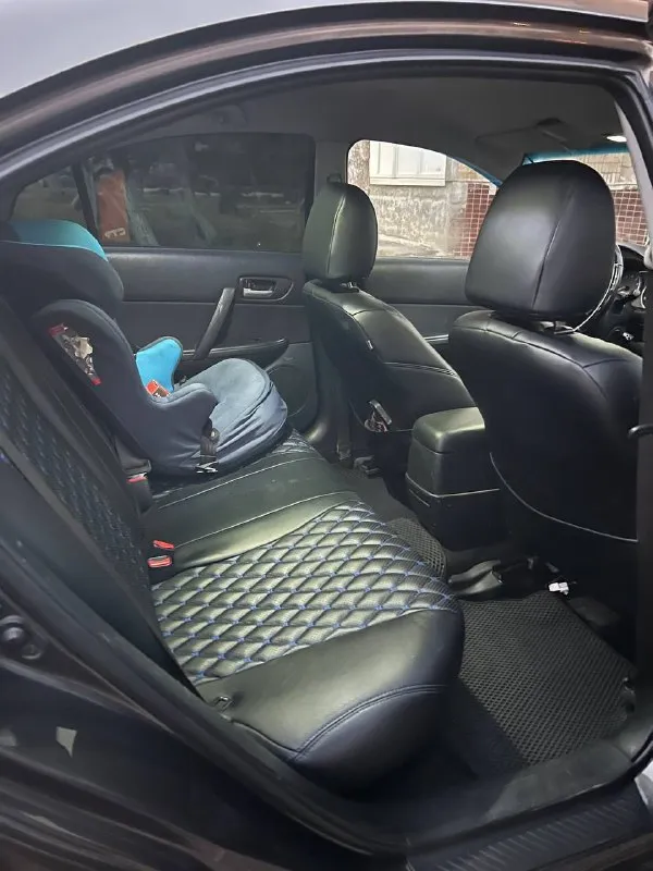 Продаю mazda 6 2006

Пробег 250 000 км (реальный) один владелец по птс машина в одних руках 5 лет. Без дтп с серьёзными повреждениями (есть лёгкие косметические дефекты в виде царапин).
Техническое состояние

- Двигатель 1.8 бензин, в хорошем рабочем состоянии, без посторонних стуков. Масло менялось каждые 7–10 тыс. Км.
- Коробка передач: механическая переключается плавно, без рывков.
- Подвеска обслужена: рычаги и стойки заменялись ~500 км назад.
Комплектация и оборудование

- Кондиционер/климат-контроль
- Электростеклоподъёмники, центральный замок
- Музыкальная система с поддержкой usb/aux/bluetooth
- Подушки безопасности: фронтальные (и боковые, )
- Зимняя резина
- Сигнализация

- Кузов в общем хорошем состоянии, есть мелкие сколы и царапины соответствующие возрасту.
- Лобовое стекло без крупных трещин, возможны небольшие сколы.

- Птс: оригинал, без залогов и ограничений.
-
- Последнее то проведено (10.09.2025).

Донецк
+7949306302
+79493174030
650.000 Торг - фотография - 6