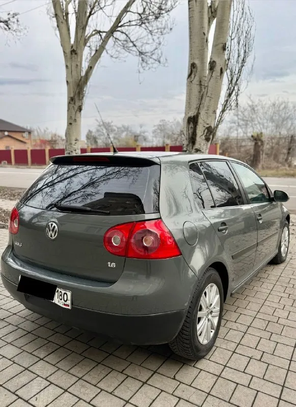Продам volkswagen golf автомат
2006 Года выпуска.
Двигатель: 1.6 газ/бензин.
Коробка: автомат (aisin) 6-ти ступка.
Двигатель 1.6
На авто установлен итальянский газ евро 4, (tomasetto)буквально месяц назад, балон под таблетку. По кузову: все целое, дно/ пороги, арки, низа дверей, гнили рыжиков нету!!! По салону: чистый опрятный, сиденья целые, не продавлены. Новые колодки, перед/зад. Комплектация: гур, 4 стеклоподъемника ( все авто), abs, asr, климат контроль двух зонный( заправлен и работает отлично) энлектрозеркала с подогревом, магнитофон android 10.0 с камерой заднего вида, музыка играет очень достойно, при том штатная, датчик света и дождя. Грм заменен 30 тыс назад вместе с помпой. Безопасность вся на месте, стекла все родные, кроме лобового ( менялось от сколов). Лето отдам в подарок. Авто юридически чистое, переоформление обязательно
Цена: 665 торг
+79495137702
Осмотр макеевка. - фотография - 5