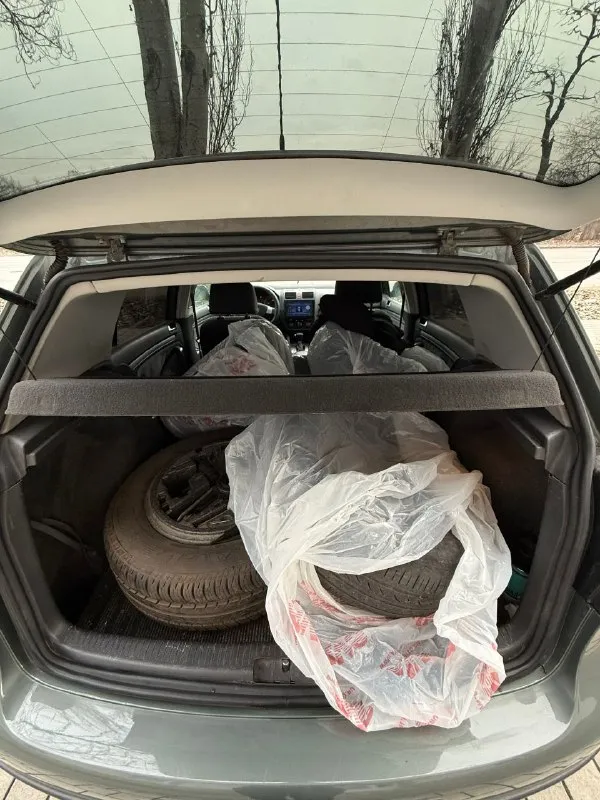 Продам volkswagen golf автомат
2006 Года выпуска.
Двигатель: 1.6 газ/бензин.
Коробка: автомат (aisin) 6-ти ступка.
Двигатель 1.6
На авто установлен итальянский газ евро 4, (tomasetto)буквально месяц назад, балон под таблетку. По кузову: все целое, дно/ пороги, арки, низа дверей, гнили рыжиков нету!!! По салону: чистый опрятный, сиденья целые, не продавлены. Новые колодки, перед/зад. Комплектация: гур, 4 стеклоподъемника ( все авто), abs, asr, климат контроль двух зонный( заправлен и работает отлично) энлектрозеркала с подогревом, магнитофон android 10.0 с камерой заднего вида, музыка играет очень достойно, при том штатная, датчик света и дождя. Грм заменен 30 тыс назад вместе с помпой. Безопасность вся на месте, стекла все родные, кроме лобового ( менялось от сколов). Лето отдам в подарок. Авто юридически чистое, переоформление обязательно
Цена: 665 торг
+79495137702
Осмотр макеевка. - фотография - 8