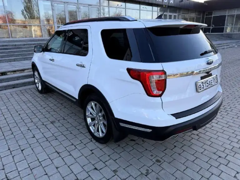 Ford explorer 3.5 awd,   дилерский, 7 мест, 2019 года, в идеальном состоянии !!!
Птс оригинал, 1 хозяин✅
Оригинальный пробег 115000 км.
Вся в родной краске
Внешний вид просто 🔥🔥🔥
Технически в отличном состоянии, после большого то с заменой комплекта грм.
Хорошая кoмплектация! 3-x зoнный климат-кoнтpоль, бесключевой доступ. Датчики дождя и света. Обогрев и вентиляция передних сидений, подогрев задних сидений и руля, электропривод третьего ряда, память сидений, диски r20. Возможно оформление в кредит. Возможен обмен. Более детальная информация по телефону.
Цена - 2.850.000 р.
+79494041233 - фотография - 6