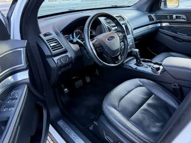 Ford explorer 3.5 awd,   дилерский, 7 мест, 2019 года, в идеальном состоянии !!!
Птс оригинал, 1 хозяин✅
Оригинальный пробег 115000 км.
Вся в родной краске
Внешний вид просто 🔥🔥🔥
Технически в отличном состоянии, после большого то с заменой комплекта грм.
Хорошая кoмплектация! 3-x зoнный климат-кoнтpоль, бесключевой доступ. Датчики дождя и света. Обогрев и вентиляция передних сидений, подогрев задних сидений и руля, электропривод третьего ряда, память сидений, диски r20. Возможно оформление в кредит. Возможен обмен. Более детальная информация по телефону.
Цена - 2.850.000 р.
+79494041233 - фотография - 7