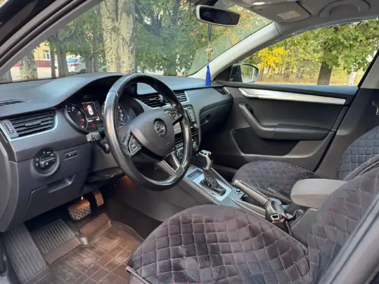 Skoda octavia a7, 2016 г. Вложений не требует! Полностью ухожена.
Предлагаю вам надежный и комфортный автомобиль — skoda octavia в кузове a7 2016 года выпуска.
Двигатель 1.4 tsi (150 л. С. ) в паре с экономичной и плавной 7-ступенчатой роботизированной коробкой передач (dsg). Расход топлива минимальный.
Ное масло и фильтр менялись каждые 5000-6000 км. Все работы проводились своевременно. Вы покупаете автомобиль, который не потребует вложений в ближайшие капот, передний бампер и фары защищены бронепленкой.
Установлена современная сигнализация starline с функцией автозапуска.
В салоне чистота и порядок, все системы работают исправно.
Машина готова к эксплуатации.
￼ Состояние: отличное, все работает.
￼ Цена: 1 350 000 рублей. Торг уместен для серьезных покупателей после осмотра.
￼  +7 (949) 602-18-39
📲 Tg: tori tori
📞 Звоните: +7(949)6021839 - фотография - 6