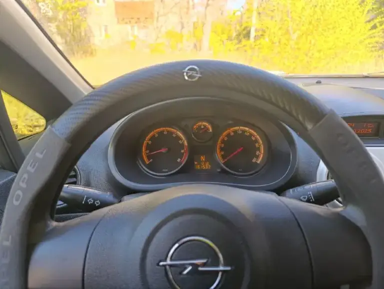 Срочно продам opel корса d 2008 г/в в идеальном состоянии (180 регион) любой вид оформления, двигатель 1,2 бензин, пробег 151 тыс км, сервисная книжка, 2 комплекта ключей. Багажник укомплектован ( запаска, домкрат, ключ, знак аварийной остановки) обслуживалась по регламенту. Акб супер. Двс работает как часы. Ркп easytronic, работают все режимы, листает чётко. Ходовка огонь. Ручник исправен, к электрике вопросов нет. Кузов оцинкован, днище и пороги в идеале, тонирована, зашумлена, стоят 14 штампы на хорошей зимней резине, салон в достойном виде, оснащена центральный замок, сигнализация, иммобилайзер, защита от детей. Эур, серво руль регулируется в двух плоскостях. Abs, 2 airbag, корректор фар. Эл стеклоподъёмники. Кондиционер эл регулировка и подогрев зеркал, обогрев заднего стекла, микролифт передних сидений, крепление isofix, линзованная оптика. Магнитола jvc с usb и aux разъемами, остальные вопросы по телефону +79495572
📲 Tg: олечка
📞 Звоните: +7(949)5572634 - фотография - 10
