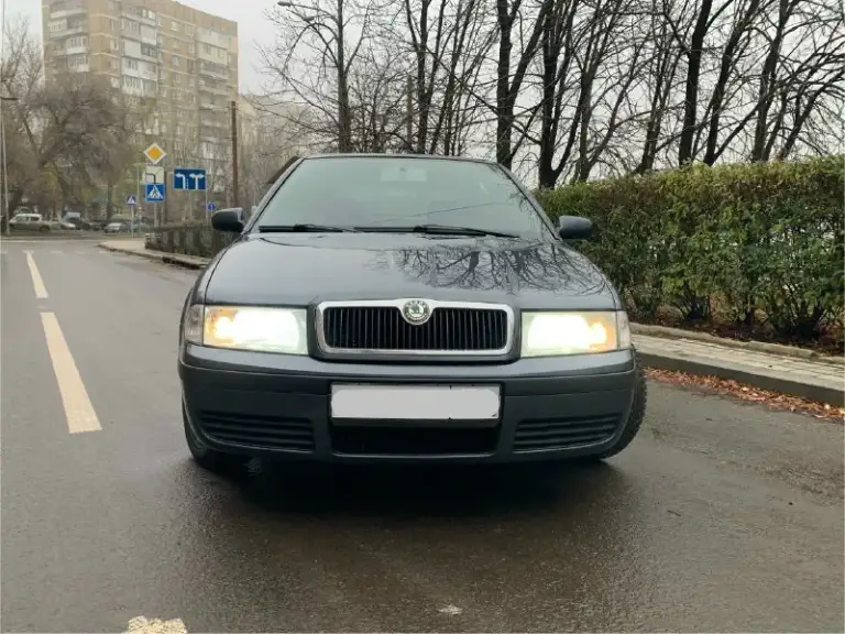 Продам skoda octavia tour 1.6л mpi 2009 г. В. Пробег 175000 км. (оригинал)за все время 3 владельца, птс оригинал. 2 ключа, все сервисные книги. Почти вся в родном окрасе (устранялись ваговские болячки) без дтп, без гнили, без коррозии, весь герметик и швы завод. Мотор работает тихо, ровно, тяга сумасшедшая. Масложора нет!от слова совсем. Кпп переключает плавно и мягко, без хрустов и вылетов. Подвеска отрабатывает без малейшего стука и т. П. Комплектация : электро зеркала с обогревом, abs, air bag, esp, электро-стеклоподъемники, климат-контроль ( заправлен), парктроники (штатные), приличная аудио система. Летом было сделано полное то, с заменой всех жидкостей, в том числе масло в коробке и всех тормозов в круг. Зимняя резина nokian на шипах, пробег один сезон, лето на литых дисках toyo, пробег тоже один сезон. Владею около двух лет, не такси и прочие службы! Автомобиль живой. Любые проверки за ваш счет. Отличный семейный вместительный авто, в котором можно быть уверенным,
📞 Звоните: +7(949)4755896 - фотография - 2