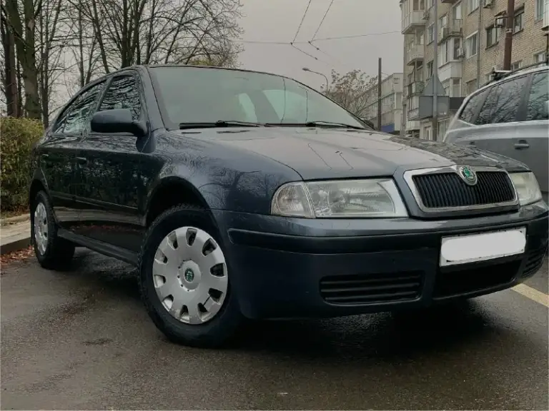Продам skoda octavia tour 1.6л mpi 2009 г. В. Пробег 175000 км. (оригинал)за все время 3 владельца, птс оригинал. 2 ключа, все сервисные книги. Почти вся в родном окрасе (устранялись ваговские болячки) без дтп, без гнили, без коррозии, весь герметик и швы завод. Мотор работает тихо, ровно, тяга сумасшедшая. Масложора нет!от слова совсем. Кпп переключает плавно и мягко, без хрустов и вылетов. Подвеска отрабатывает без малейшего стука и т. П. Комплектация : электро зеркала с обогревом, abs, air bag, esp, электро-стеклоподъемники, климат-контроль ( заправлен), парктроники (штатные), приличная аудио система. Летом было сделано полное то, с заменой всех жидкостей, в том числе масло в коробке и всех тормозов в круг. Зимняя резина nokian на шипах, пробег один сезон, лето на литых дисках toyo, пробег тоже один сезон. Владею около двух лет, не такси и прочие службы! Автомобиль живой. Любые проверки за ваш счет. Отличный семейный вместительный авто, в котором можно быть уверенным,
📞 Звоните: +7(949)4755896 - фотография - 3