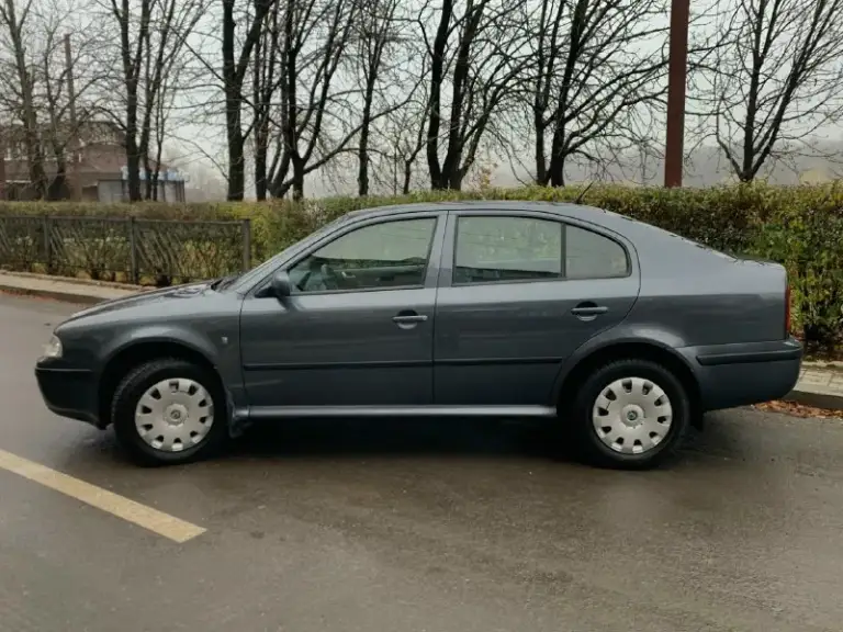 Продам skoda octavia tour 1.6л mpi 2009 г. В. Пробег 175000 км. (оригинал)за все время 3 владельца, птс оригинал. 2 ключа, все сервисные книги. Почти вся в родном окрасе (устранялись ваговские болячки) без дтп, без гнили, без коррозии, весь герметик и швы завод. Мотор работает тихо, ровно, тяга сумасшедшая. Масложора нет!от слова совсем. Кпп переключает плавно и мягко, без хрустов и вылетов. Подвеска отрабатывает без малейшего стука и т. П. Комплектация : электро зеркала с обогревом, abs, air bag, esp, электро-стеклоподъемники, климат-контроль ( заправлен), парктроники (штатные), приличная аудио система. Летом было сделано полное то, с заменой всех жидкостей, в том числе масло в коробке и всех тормозов в круг. Зимняя резина nokian на шипах, пробег один сезон, лето на литых дисках toyo, пробег тоже один сезон. Владею около двух лет, не такси и прочие службы! Автомобиль живой. Любые проверки за ваш счет. Отличный семейный вместительный авто, в котором можно быть уверенным,
📞 Звоните: +7(949)4755896 - фотография - 4