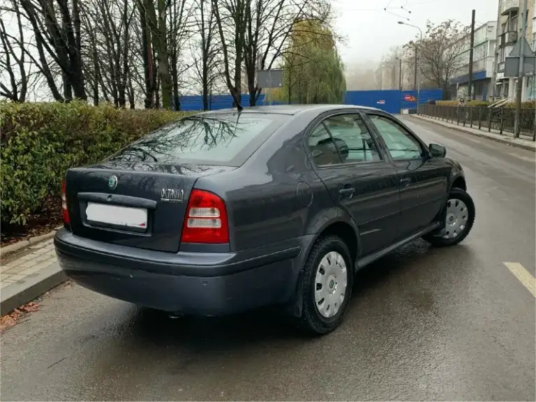Продам skoda octavia tour 1.6л mpi 2009 г. В. Пробег 175000 км. (оригинал)за все время 3 владельца, птс оригинал. 2 ключа, все сервисные книги. Почти вся в родном окрасе (устранялись ваговские болячки) без дтп, без гнили, без коррозии, весь герметик и швы завод. Мотор работает тихо, ровно, тяга сумасшедшая. Масложора нет!от слова совсем. Кпп переключает плавно и мягко, без хрустов и вылетов. Подвеска отрабатывает без малейшего стука и т. П. Комплектация : электро зеркала с обогревом, abs, air bag, esp, электро-стеклоподъемники, климат-контроль ( заправлен), парктроники (штатные), приличная аудио система. Летом было сделано полное то, с заменой всех жидкостей, в том числе масло в коробке и всех тормозов в круг. Зимняя резина nokian на шипах, пробег один сезон, лето на литых дисках toyo, пробег тоже один сезон. Владею около двух лет, не такси и прочие службы! Автомобиль живой. Любые проверки за ваш счет. Отличный семейный вместительный авто, в котором можно быть уверенным,
📞 Звоните: +7(949)4755896 - фотография - 5