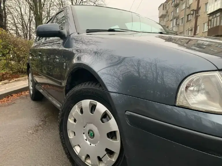 Продам skoda octavia tour 1.6л mpi 2009 г. В. Пробег 175000 км. (оригинал)за все время 3 владельца, птс оригинал. 2 ключа, все сервисные книги. Почти вся в родном окрасе (устранялись ваговские болячки) без дтп, без гнили, без коррозии, весь герметик и швы завод. Мотор работает тихо, ровно, тяга сумасшедшая. Масложора нет!от слова совсем. Кпп переключает плавно и мягко, без хрустов и вылетов. Подвеска отрабатывает без малейшего стука и т. П. Комплектация : электро зеркала с обогревом, abs, air bag, esp, электро-стеклоподъемники, климат-контроль ( заправлен), парктроники (штатные), приличная аудио система. Летом было сделано полное то, с заменой всех жидкостей, в том числе масло в коробке и всех тормозов в круг. Зимняя резина nokian на шипах, пробег один сезон, лето на литых дисках toyo, пробег тоже один сезон. Владею около двух лет, не такси и прочие службы! Автомобиль живой. Любые проверки за ваш счет. Отличный семейный вместительный авто, в котором можно быть уверенным,
📞 Звоните: +7(949)4755896 - фотография - 7