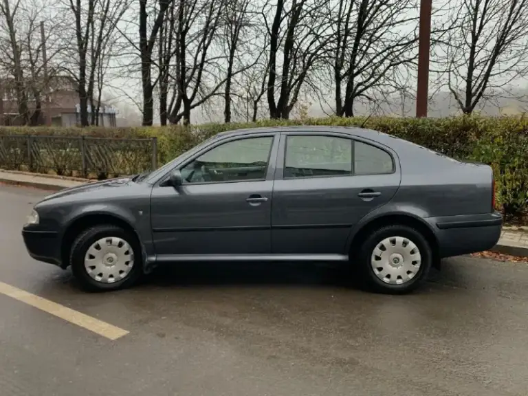 Продам skoda octavia tour 1.6л mpi 2009 г. В. Пробег 175000 км. (оригинал)за все время 3 владельца, птс оригинал. 2 ключа, все сервисные книги. Почти вся в родном окрасе (устранялись ваговские болячки) без дтп, без гнили, без коррозии, весь герметик и швы завод. Мотор работает тихо, ровно, тяга сумасшедшая. Масложора нет!от слова совсем. Кпп переключает плавно и мягко, без хрустов и вылетов. Подвеска отрабатывает без малейшего стука и т. П. Комплектация : электро зеркала с обогревом, abs, air bag, esp, электро-стеклоподъемники, климат-контроль ( заправлен), парктроники (штатные), приличная аудио система. Летом было сделано полное то, с заменой всех жидкостей, в том числе масло в коробке и всех тормозов в круг. Зимняя резина nokian на шипах, пробег один сезон, лето на литых дисках toyo, пробег тоже один сезон. Владею около двух лет, не такси и прочие службы! Автомобиль живой. Любые проверки за ваш счет. Осмотр донецк
640 Рублей, торг
+79494755896, +79495216430 - фотография - 5