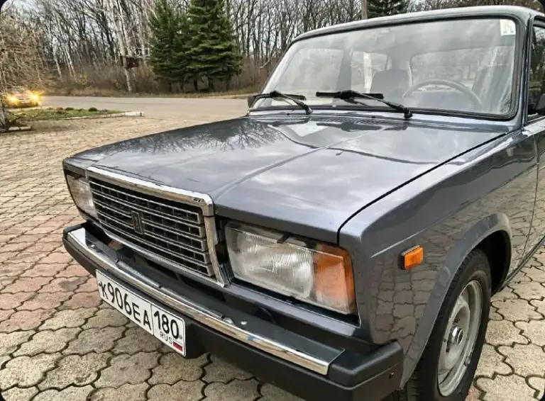 Здравствуйте 🤝 срочно ‼ продаю свою ваз 2107. Год 2007 пробег 77 тысяч топливо ⛽ газ/бензин 1 хозяин с автосалона документы в полном порядке автомобиль в отличном состояние без вложений сел и поехал двигатель 1.6 инжектор работает тихо не троит не дымит масло не хавает. Коробочка 5 ступка. Включает без хрустов и вылетов. Ходовая часть мячик не стучит не гремит мост не воет по кузову без гнили и дыр ! Дно пороги все целое дно не варилось её родное как должно и быть стаканы лонжероны всё на месте автомобиль без дтп ✅ все заводские швы точки на месте ! Салон чистый опрятный не прокуренный. Резина r13 лето но хорошая ! В автомобиле стоит установлена аудио система приятно играет ! Также led лампы. Все остальные вопросы. По телефону цена авто 255 тысяч рублей реальному покупателю торг у капота связь со мной +7949-740-52-35 звонить в любое время рад провести с адекватным человеком беседу !
📞 Звоните: +7(949)7405235 - фотография - 1