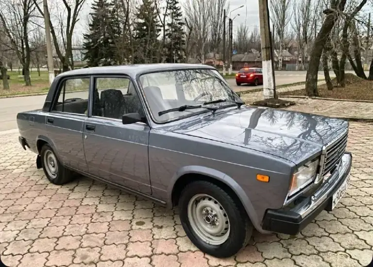 Здравствуйте 🤝 срочно ‼ продаю свою ваз 2107. Год 2007 пробег 77 тысяч топливо ⛽ газ/бензин 1 хозяин с автосалона документы в полном порядке автомобиль в отличном состояние без вложений сел и поехал двигатель 1.6 инжектор работает тихо не троит не дымит масло не хавает. Коробочка 5 ступка. Включает без хрустов и вылетов. Ходовая часть мячик не стучит не гремит мост не воет по кузову без гнили и дыр ! Дно пороги все целое дно не варилось её родное как должно и быть стаканы лонжероны всё на месте автомобиль без дтп ✅ все заводские швы точки на месте ! Салон чистый опрятный не прокуренный. Резина r13 лето но хорошая ! В автомобиле стоит установлена аудио система приятно играет ! Также led лампы. Все остальные вопросы. По телефону цена авто 255 тысяч рублей реальному покупателю торг у капота связь со мной +7949-740-52-35 звонить в любое время рад провести с адекватным человеком беседу !
📞 Звоните: +7(949)7405235 - фотография - 2