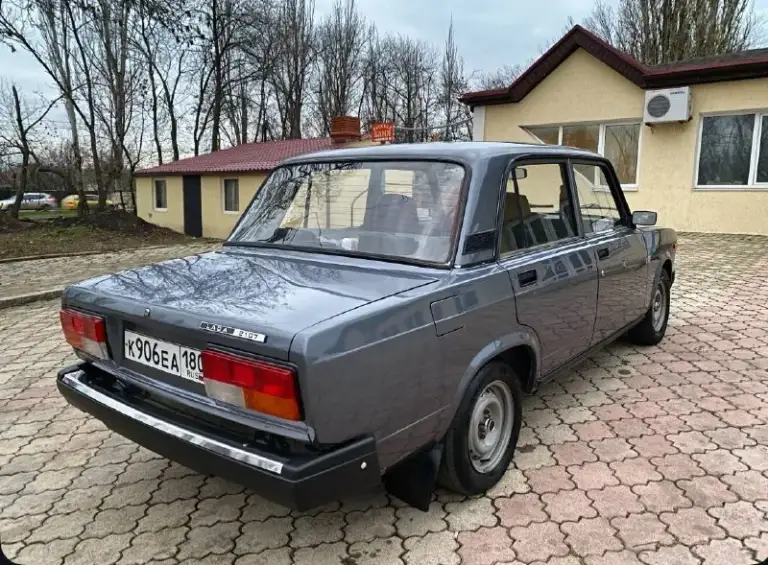 Здравствуйте 🤝 срочно ‼ продаю свою ваз 2107. Год 2007 пробег 77 тысяч топливо ⛽ газ/бензин 1 хозяин с автосалона документы в полном порядке автомобиль в отличном состояние без вложений сел и поехал двигатель 1.6 инжектор работает тихо не троит не дымит масло не хавает. Коробочка 5 ступка. Включает без хрустов и вылетов. Ходовая часть мячик не стучит не гремит мост не воет по кузову без гнили и дыр ! Дно пороги все целое дно не варилось её родное как должно и быть стаканы лонжероны всё на месте автомобиль без дтп ✅ все заводские швы точки на месте ! Салон чистый опрятный не прокуренный. Резина r13 лето но хорошая ! В автомобиле стоит установлена аудио система приятно играет ! Также led лампы. Все остальные вопросы. По телефону цена авто 255 тысяч рублей реальному покупателю торг у капота связь со мной +7949-740-52-35 звонить в любое время рад провести с адекватным человеком беседу !
📞 Звоните: +7(949)7405235 - фотография - 3