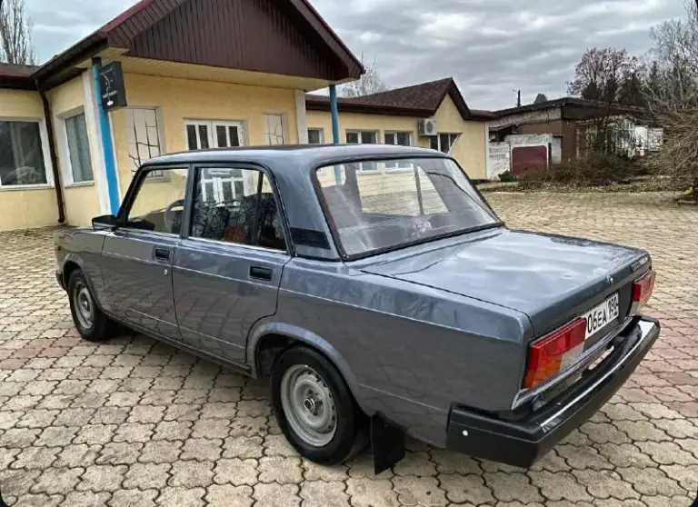 Здравствуйте 🤝 срочно ‼ продаю свою ваз 2107. Год 2007 пробег 77 тысяч топливо ⛽ газ/бензин 1 хозяин с автосалона документы в полном порядке автомобиль в отличном состояние без вложений сел и поехал двигатель 1.6 инжектор работает тихо не троит не дымит масло не хавает. Коробочка 5 ступка. Включает без хрустов и вылетов. Ходовая часть мячик не стучит не гремит мост не воет по кузову без гнили и дыр ! Дно пороги все целое дно не варилось её родное как должно и быть стаканы лонжероны всё на месте автомобиль без дтп ✅ все заводские швы точки на месте ! Салон чистый опрятный не прокуренный. Резина r13 лето но хорошая ! В автомобиле стоит установлена аудио система приятно играет ! Также led лампы. Все остальные вопросы. По телефону цена авто 255 тысяч рублей реальному покупателю торг у капота связь со мной +7949-740-52-35 звонить в любое время рад провести с адекватным человеком беседу !
📞 Звоните: +7(949)7405235 - фотография - 4