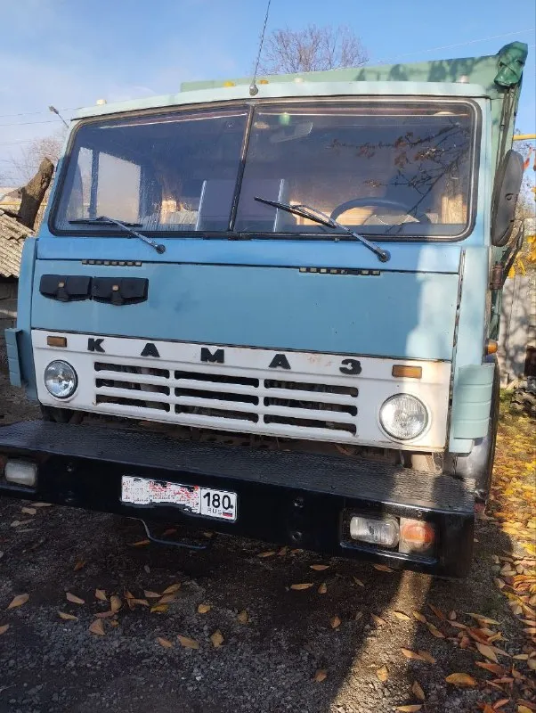 Продам сцепку в хорошем состоянии + вместе с запчастями к нему.
Камаз - 5320, год выпуска 1986.
Ремонт двигателя сделан в 2021 году, прошёл после ремонта 15 500 км.
Вал номинал.
Новый кузов на камазе и прицепе.
• Высота борта от пола 1.90 метр.
• Правая сторона на камазе и прицепе, и задняя часть бортов открываются полностью снизу и вверх  - грузить можно что угодно (всё для удобства).
На камазе износ резины 10%, на прицепе - 40-50%.
Фен от запорожца, работает на диз топливе, а также может работать на газу, бензине, керосине.
Новые аккумуляторы, залит новый антифриз.
Цена - 1.000.000 руб - торг.
Вопросы по телефону +79493806951 александр.
Учёт 180 регион.
Больше фото в личном сообщении.
📞 Звоните: +7(949)3806951 - фотография - 1